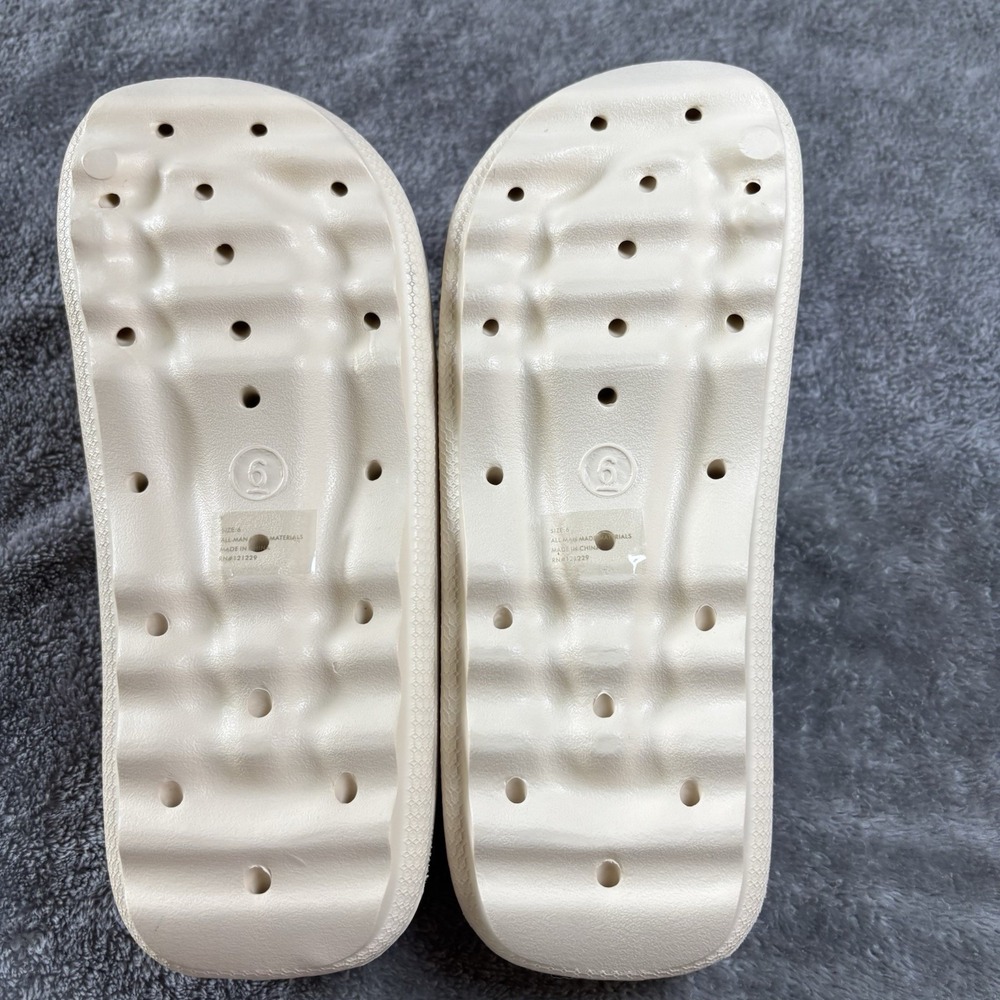 Bebé Womens White Slide 3D Logo  Sandals size 6  Pool, Beach , Casual New - Picture 7 of 8
